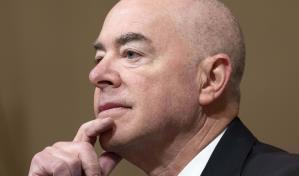 La Cámara Baja de EE.UU. aprueba someter a juicio político al jefe de migración de Biden