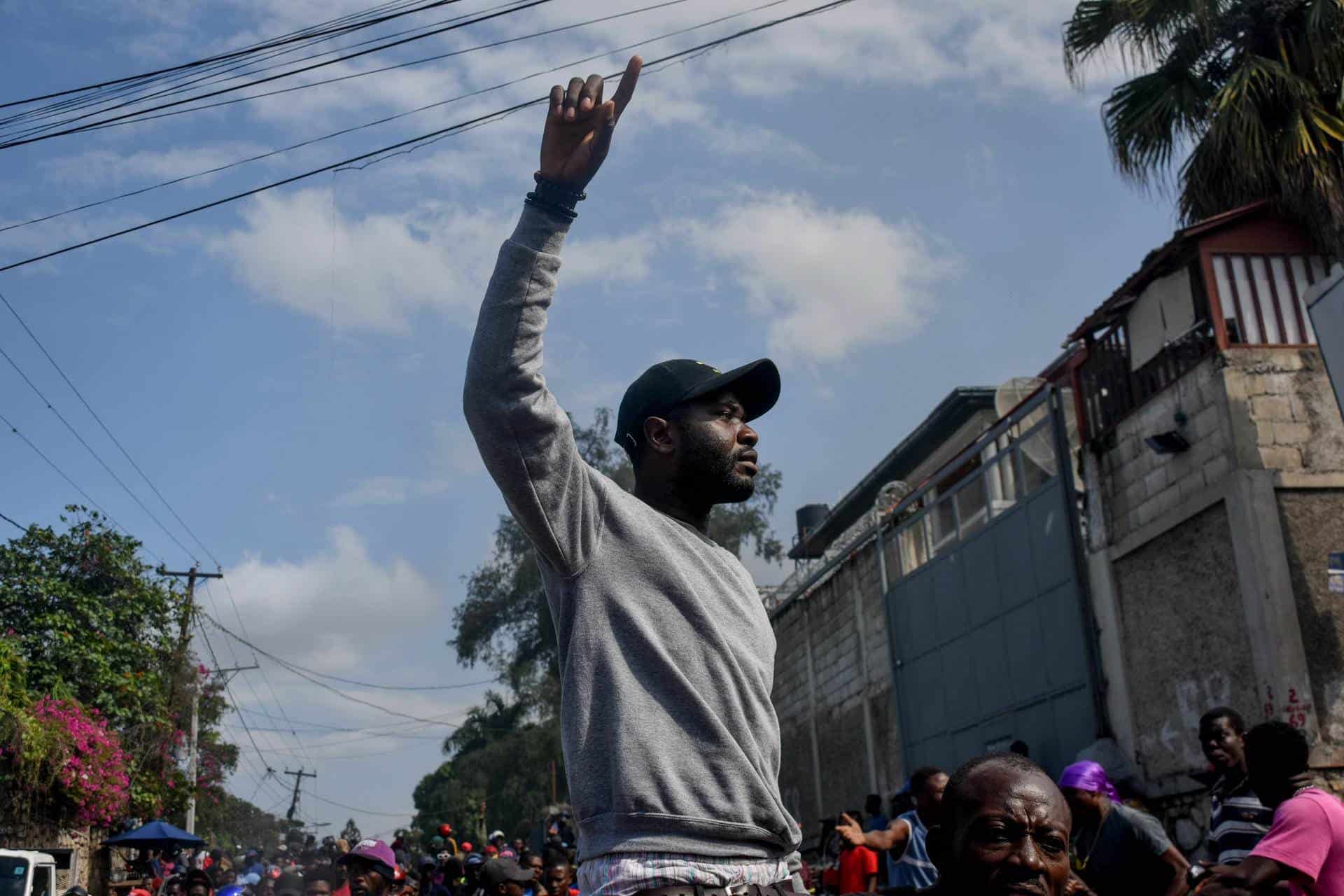 Personas se manifiestan en Haití en demanda de la renuncia del primer ministro, Ariel Henry.