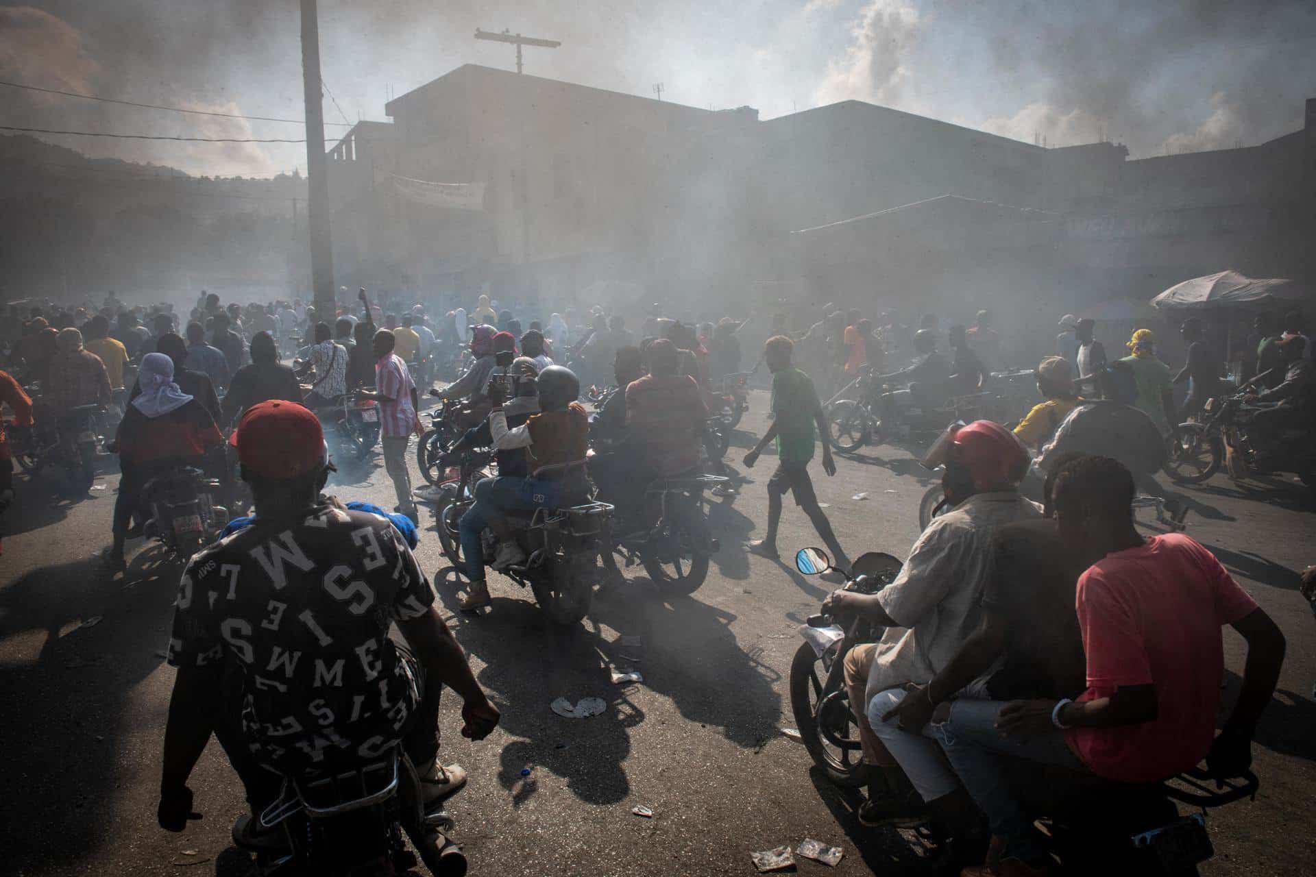 Personas se manifiestan en Haití en demanda de la renuncia del primer ministro, Ariel Henry.