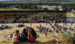 Mientras Texas y Biden se disputan el control de frontera en EEUU, los migrantes siguen cruzando