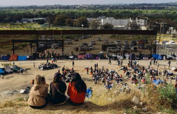 Mientras Texas y Biden se disputan el control de frontera en EEUU, los migrantes siguen cruzando