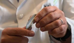 En EEUU una mujer recupera la felicidad tras un inédito implante cerebral