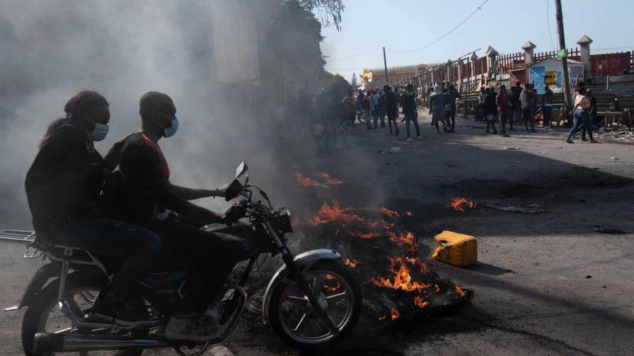 Incertidumbre y tensión en la jornada en que Henry debería abandonar el poder en Haití