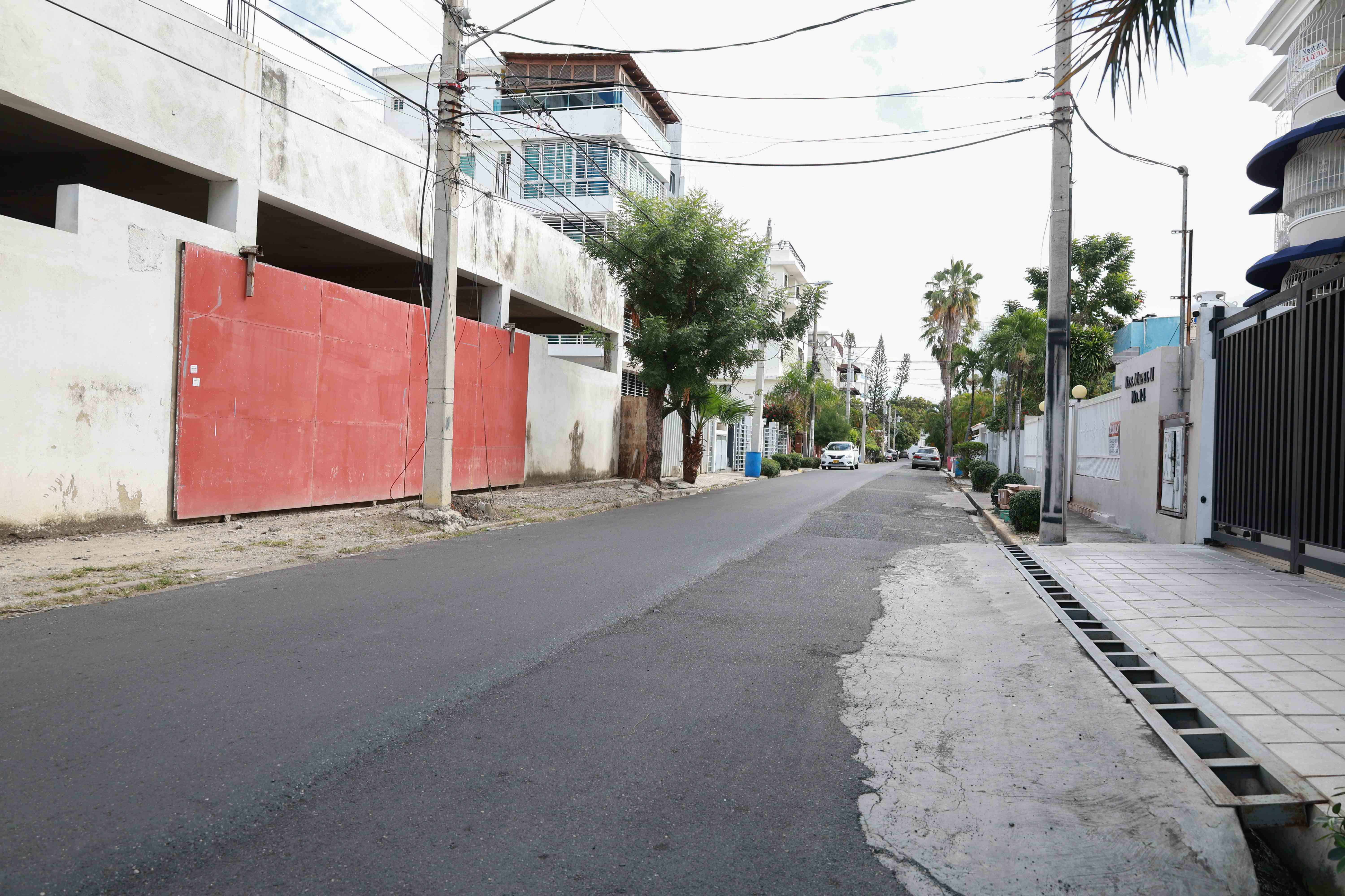 Los residentes en la zona reclaman el asfaltado completo de la vía.