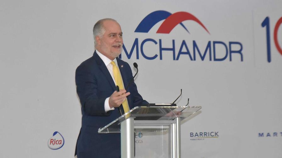 Alejandro Fernández W. destaca la solidez del sistema financiero dominicano