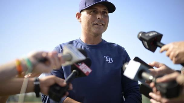 Rays extiende contratos del mánager Kevin Cash y el presidente de béisbol Erik Neander