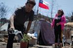 Chilenos rearman sus hogares en los mismos barrios consumidos por incendios