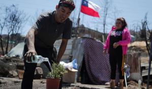 Chilenos rearman sus hogares en los mismos barrios consumidos por incendios
