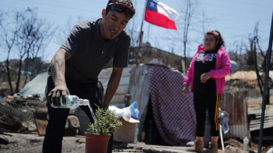 Chilenos rearman sus hogares en los mismos barrios consumidos por incendios