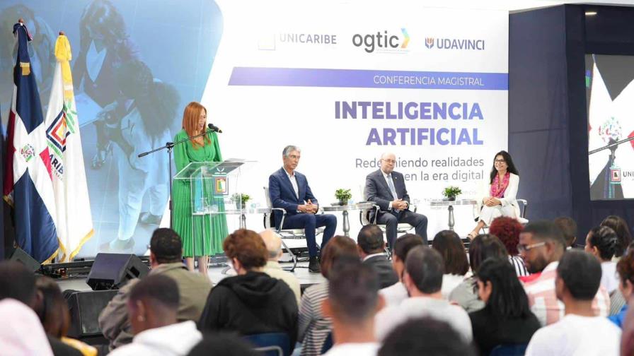 Unicaribe imparte conferencia sobre inteligencia artificial
