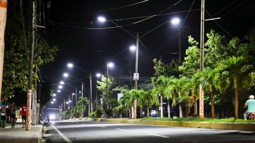 Edeeste informa que ha instalado 23,163 lámparas en el programa “Iluminando el país”