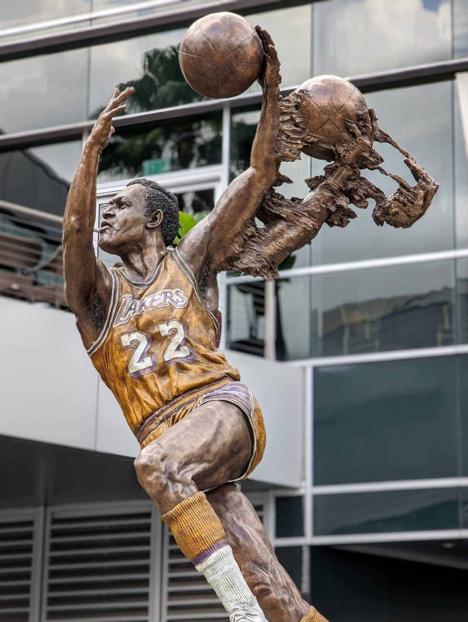 Estatua Elgin Baylor