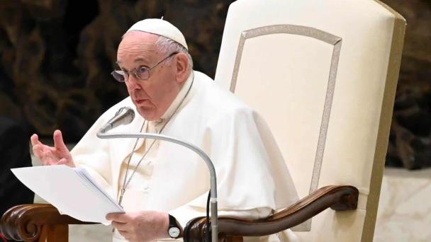 El papa lamenta que recursos para llevar el agua a todos se desvían para producir armas
