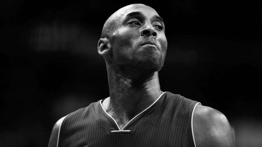 Los Lakers conmemoran a Kobe Bryant con una estatua