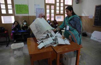 Pakistán vota en unas elecciones marcadas por la violencia y sin internet móvil