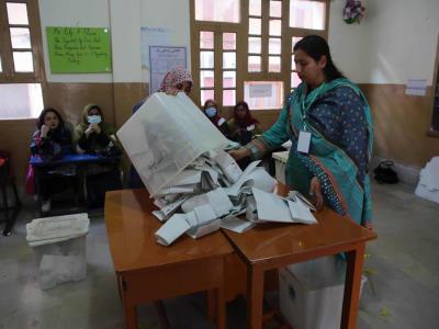 Pakistán vota en unas elecciones marcadas por la violencia