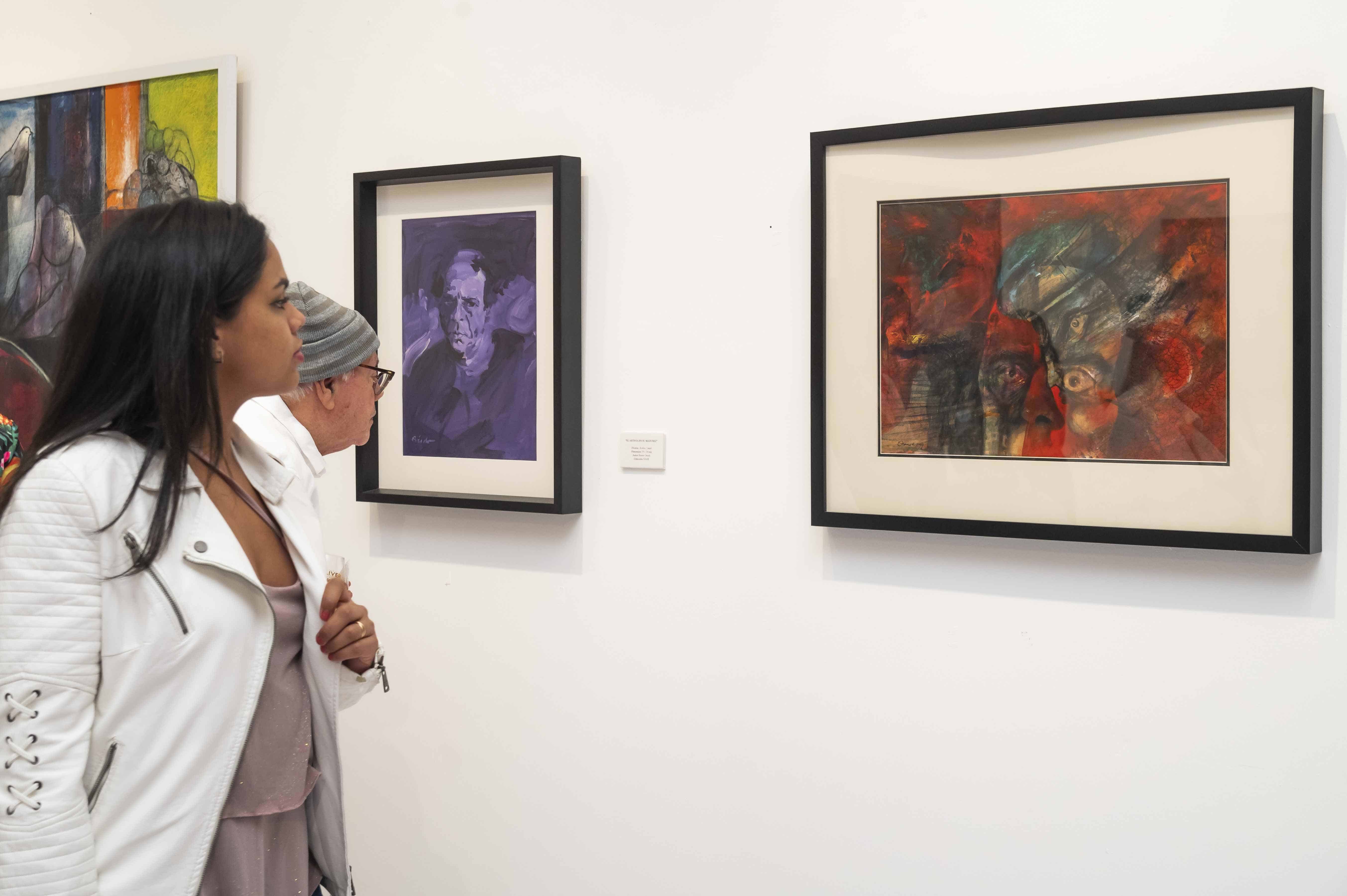 El público apreciando las obras de Oviedo.