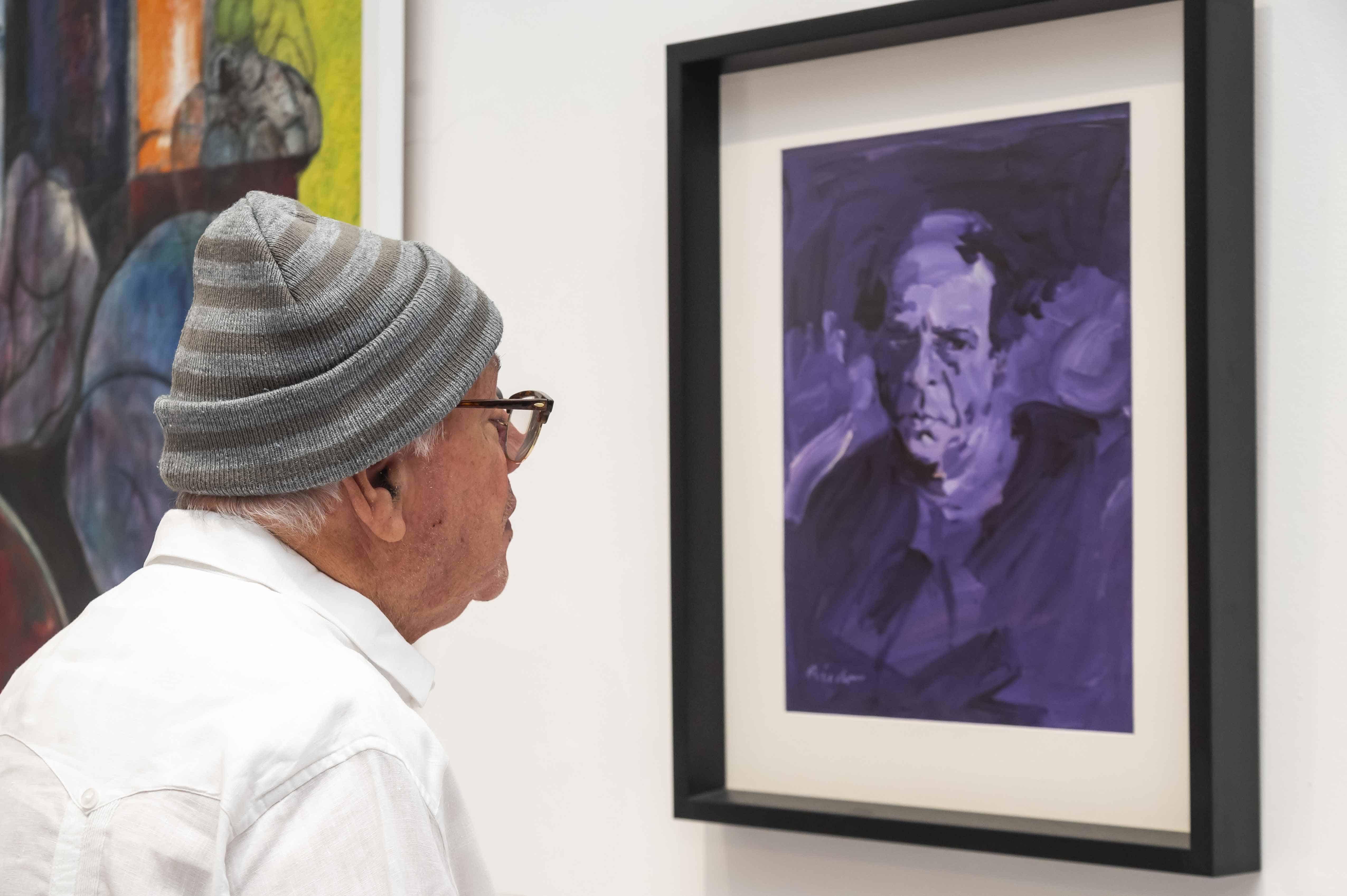 Don Rafael Oviedo observando un cuadro de su padre.