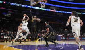 Murray suma 29 puntos; Nuggets resisten ante Lakers en últimos minutos