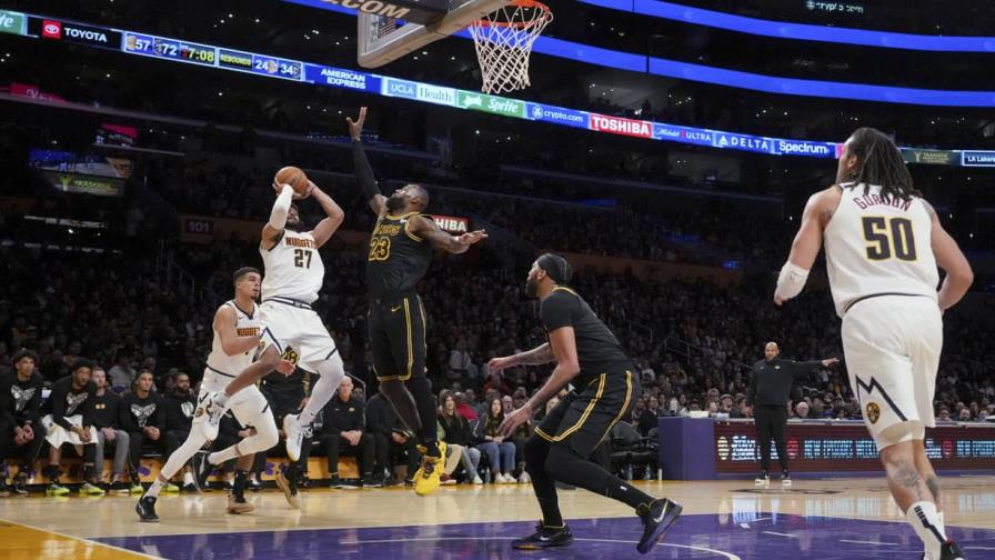 Murray suma 29 puntos; Nuggets resisten ante Lakers en últimos minutos