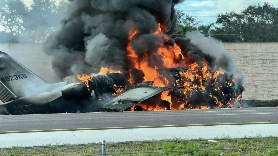 Una avioneta con cinco personas a bordo se estrella contra un vehículo en Florida