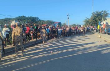 Refuerzan control de seguridad en la frontera ante entrada de comerciantes haitianos