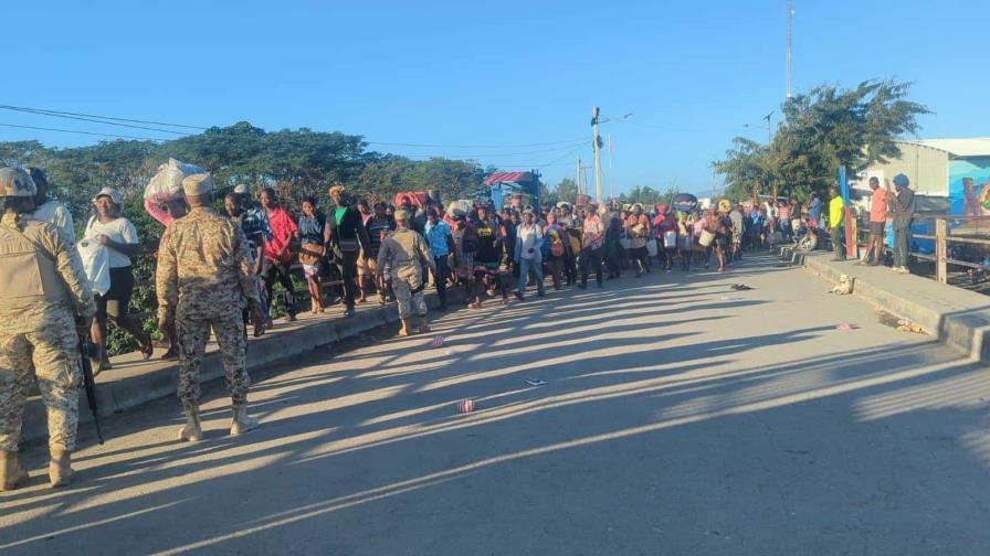 Refuerzan control de seguridad en la frontera ante entrada de comerciantes haitianos