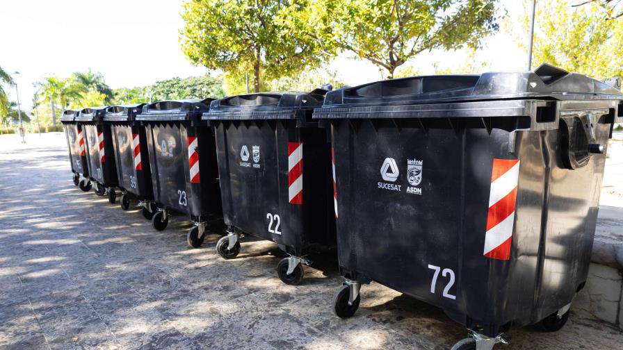 Empresa dona contenedores a La Nueva Barquita para mejorar recogida de residuos sólidos