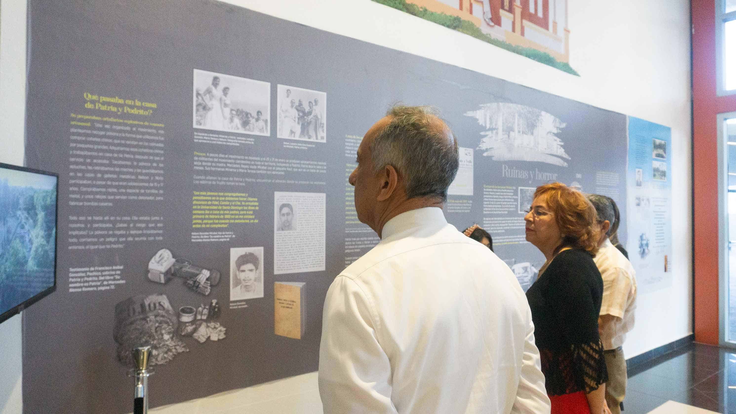 El público observando la exposición.