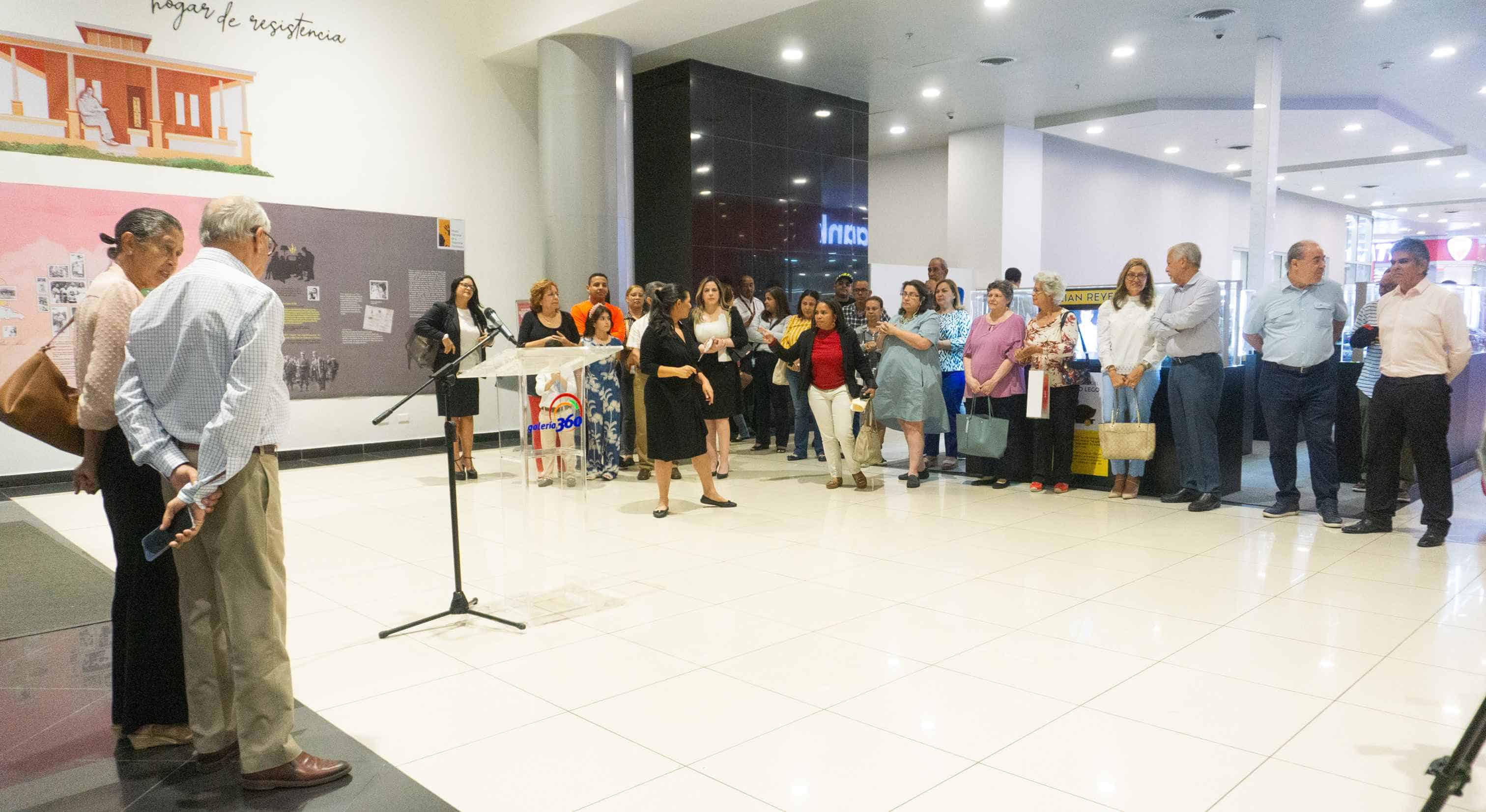 Parte de los invitados al acto en Galería 360.