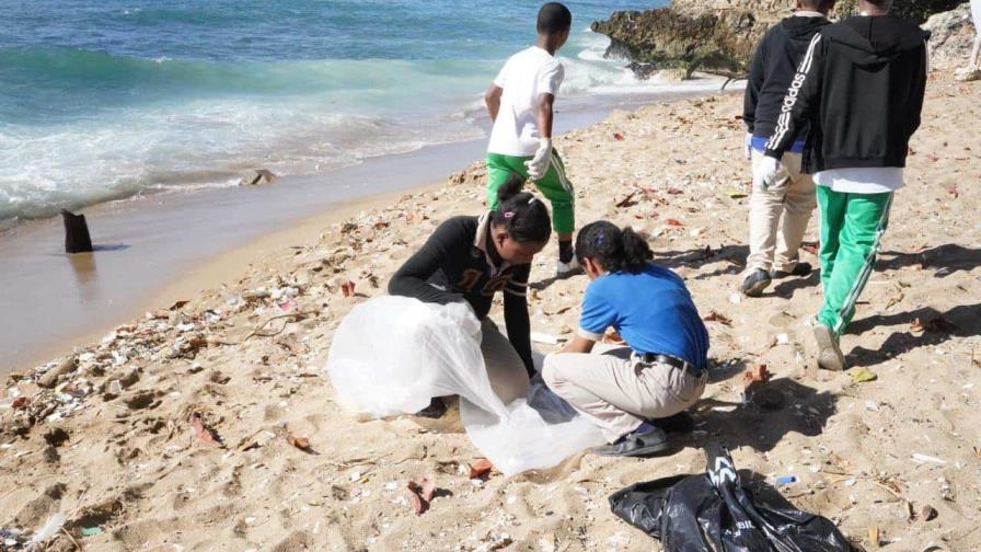 Estudiantes de escuelas públicas participan en jornada de limpieza de playas