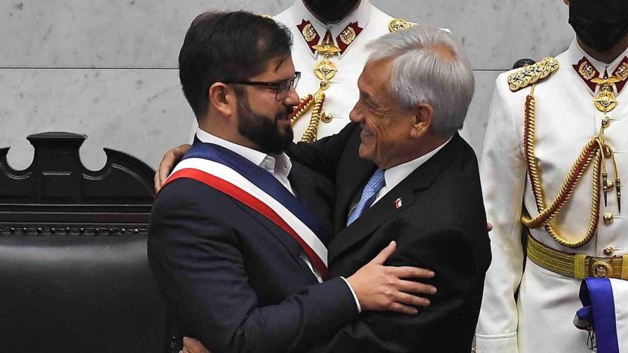 Piñera abrió camino a una derecha moderna y democrática, dice Boric en su funeral