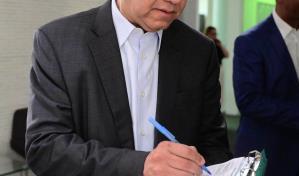 Leonel firma propuesta de Domingo Contreras para solución del drenaje en el Distrito Nacional
