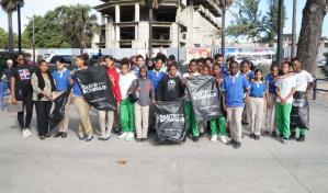 Ministerio de Educación participa en jornada de limpieza de playas