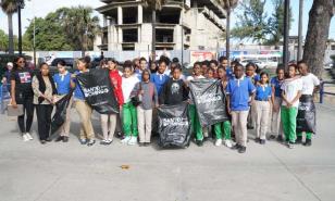 Ministerio de Educación participa en jornada de limpieza de playas