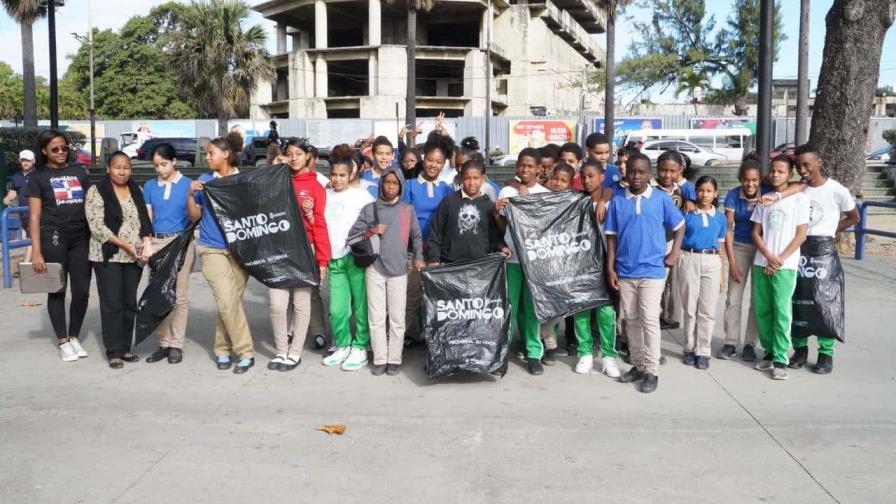 Ministerio de Educación participa en jornada de limpieza de playas