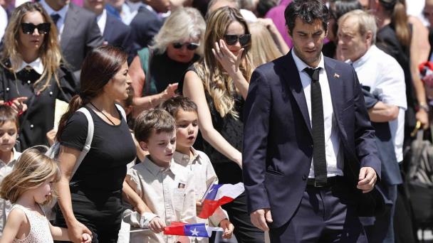 Nietos rinden emotiva despedida a Piñera en misa fúnebre y destacan su faceta juguetona