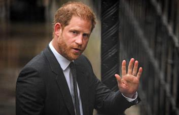 Príncipe Harry acepta compensación sustancial del grupo Mirror en el caso de hackeo telefónico