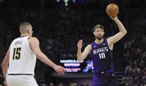 Sabonis rompe empate con Jokic en triples dobles; Kings aplastan a Nuggets