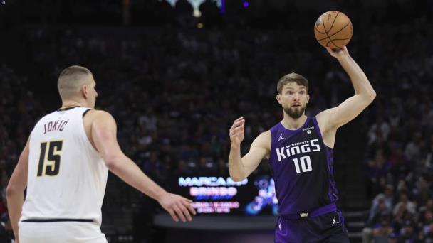 Sabonis rompe empate con Jokic en triples dobles; Kings aplastan a Nuggets
