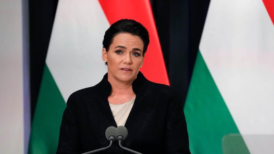 Renuncia la presidenta de Hungría tras indulto polémico a condenado por abuso infantil