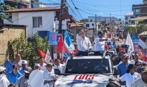 Presidente Abinader encabeza caravana en Jarabacoa y Constanza