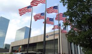 Mujer que disparaba fusil en megaiglesia de Texas fue abatida por policías