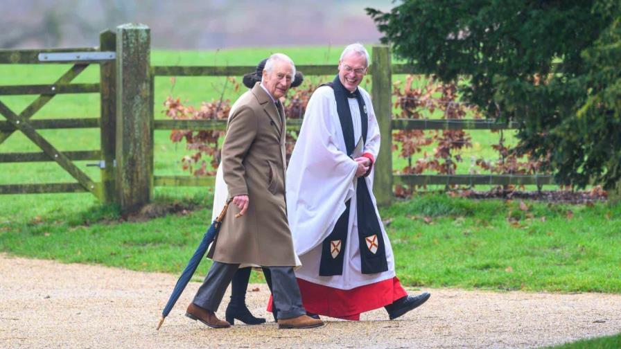 Carlos III asiste a servicio religioso en Sandringham