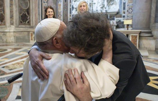 El papa y Milei se saludaron con un abrazo tras la canonización de Mama Antula