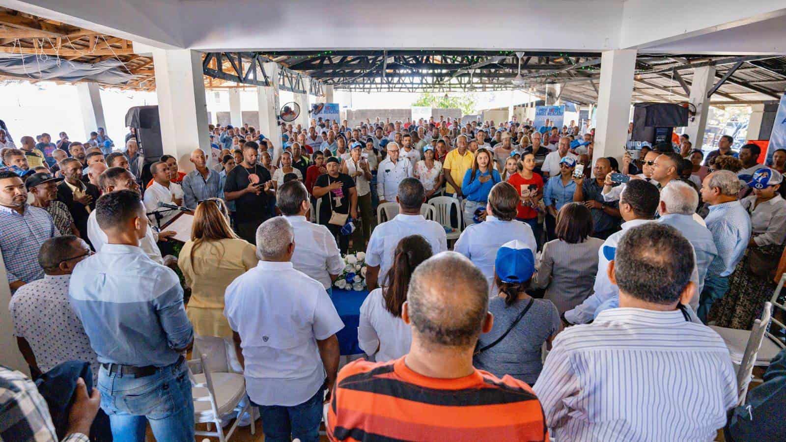 Asistentes al mítin político que organizó el PRM para promover a sus candidatos a las elecciones municipales de este 18 de febrero.