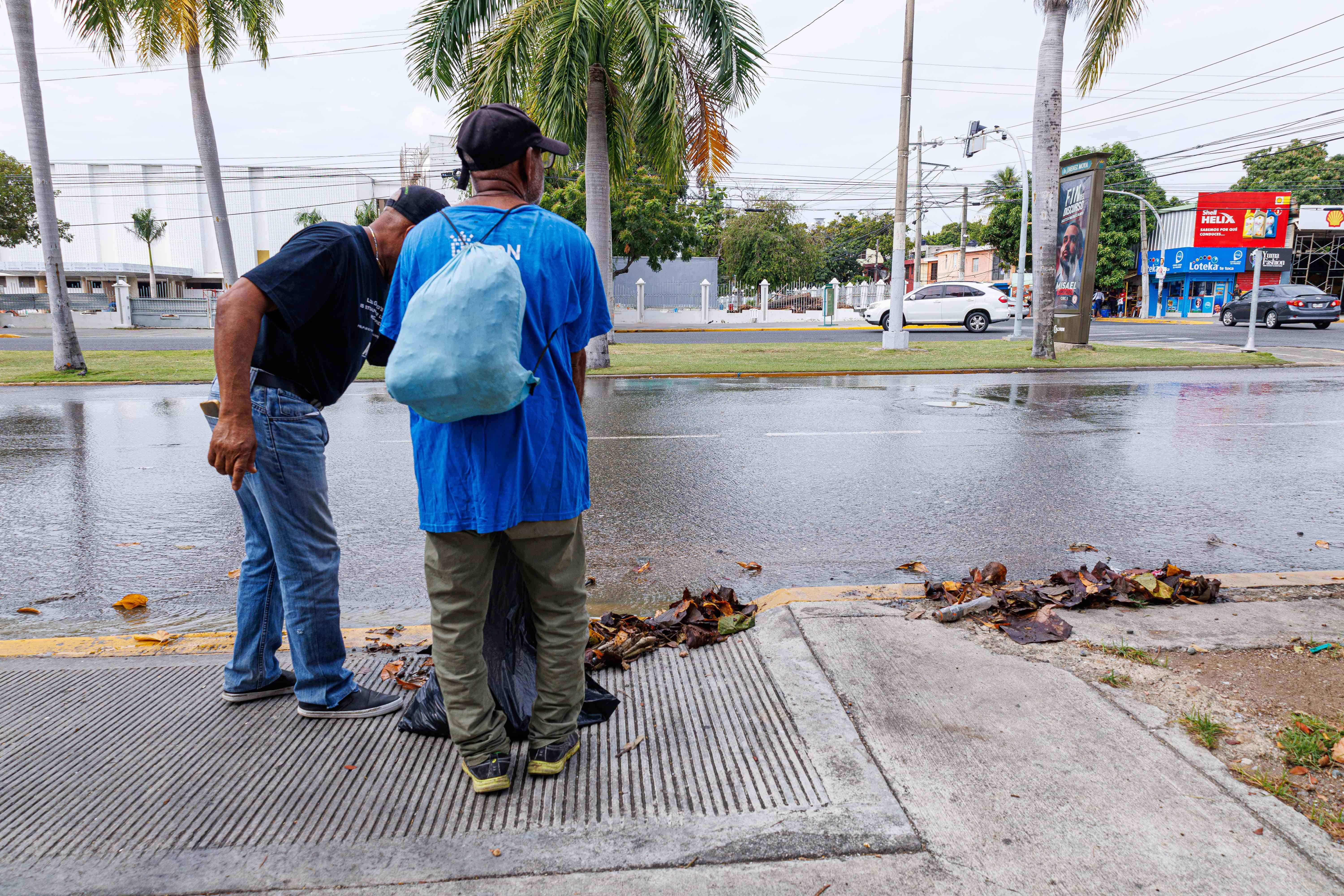 Empleado de la Alcaldía limpia la zona.