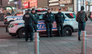 Hombre es macheteado en ambas piernas en Times Square