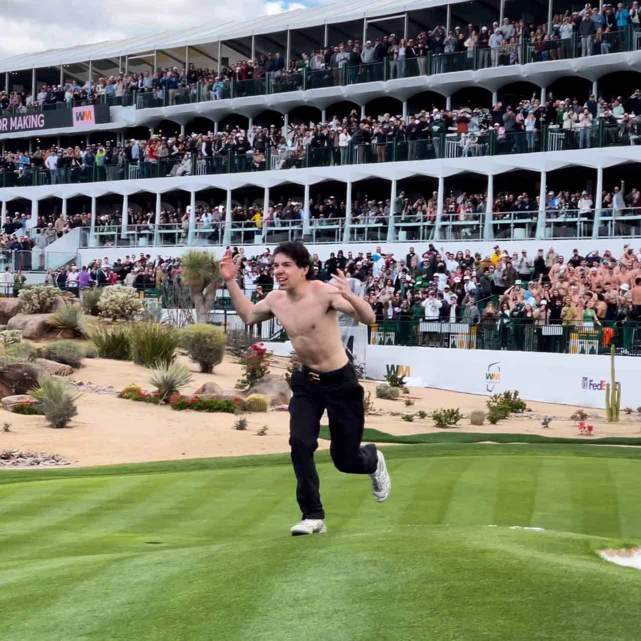 Uno de los aficionados saltó al green sin camiseta