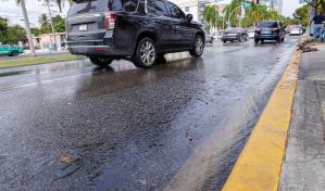 Aguas cloacales apestan entre moradores y transeúntes de avenida Jiménez Moya